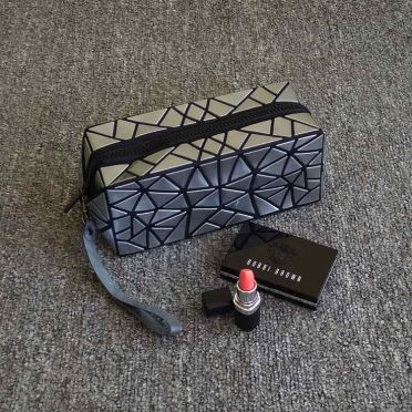 Ag taitneamh mála cosmaideach